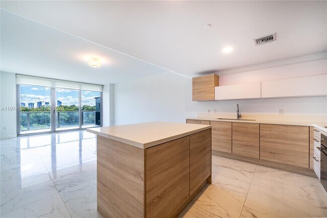 Building Photo - 16385 Biscayne Blvd