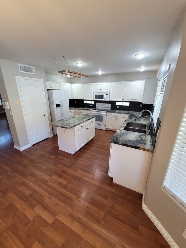 Building Photo - Two story 4/3 for rent in NE Phoenix