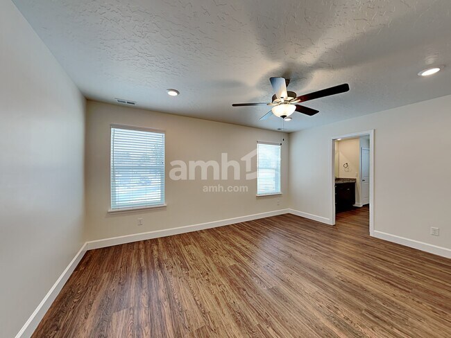 Building Photo - 3028 E S Village Dr