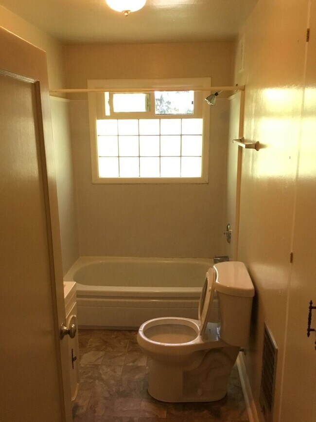 Building Photo - 5 Bedroom House in Southeast Eugene