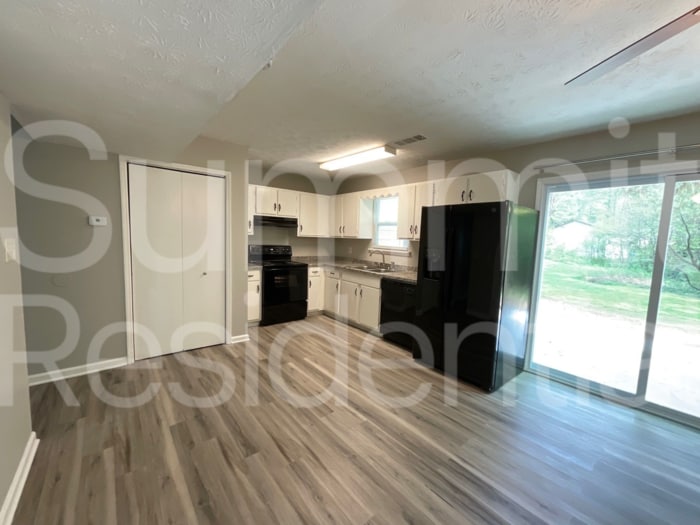 Building Photo - 5950 Stonewall Dr