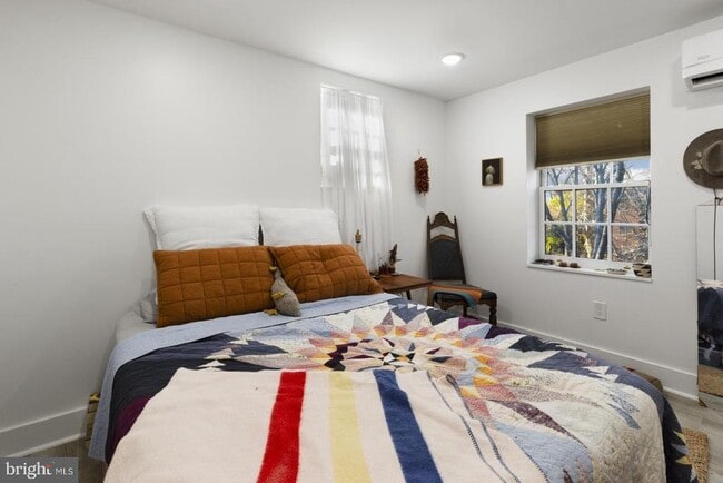 Building Photo - 212 Catharine St