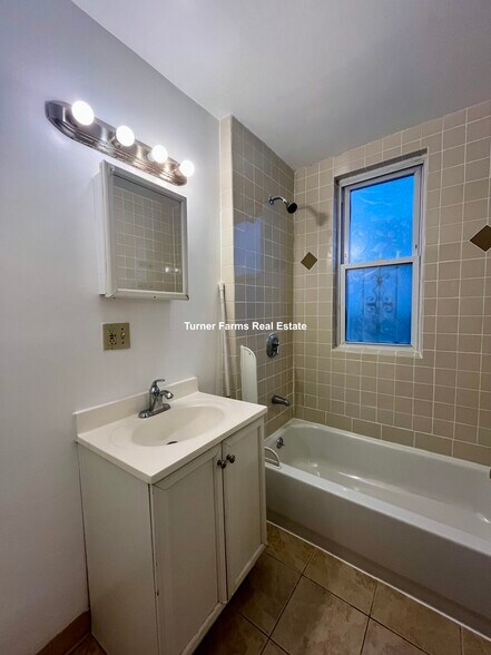 Building Photo - 10 Bucknam St