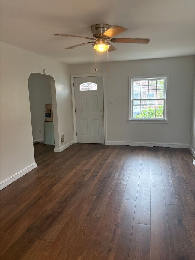 Building Photo - Cozy 3 Bedroom House, Yard-East End of Yor...