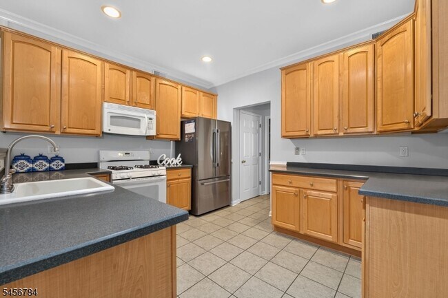 Building Photo - 7 Pinehurst Cir