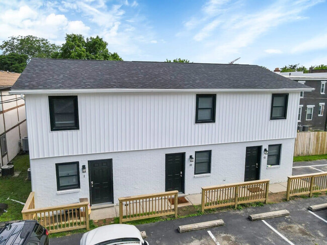 Building Photo - 380 Forest St
