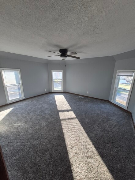 Building Photo - 302 Maple St