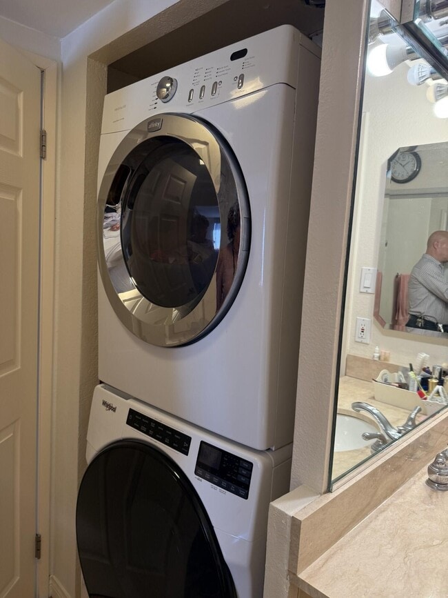 Building Photo - 600 W 9th St