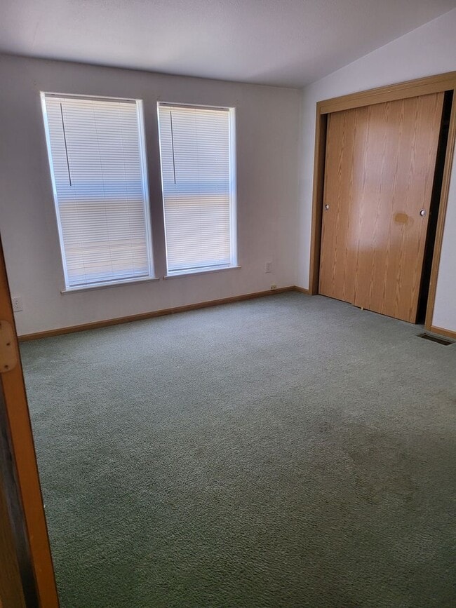 Building Photo - Look Here! Available 3bd 2ba Home!