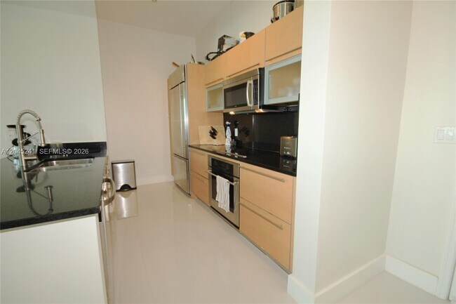 Building Photo - 950 Brickell Bay Dr