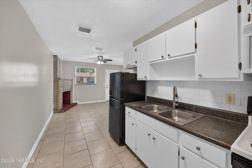 Building Photo - 8067 Parental Cir