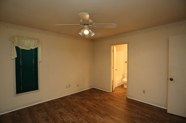 Building Photo - 2 Bedroom townhome