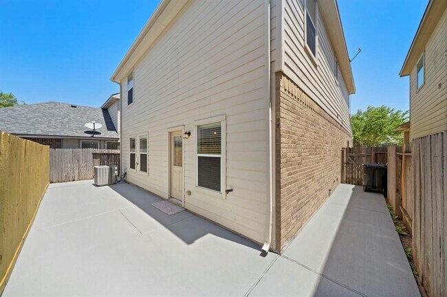 Building Photo - 2407 Lacyberry St