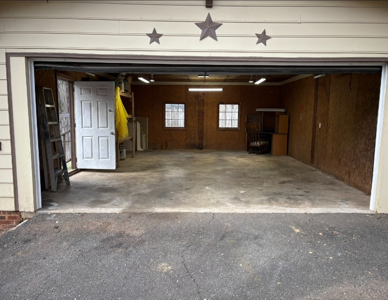 Building Photo - 4101 McIntyre Ave