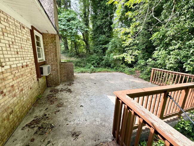 Building Photo - 3 bedroom, 1.5 bathroom single family home