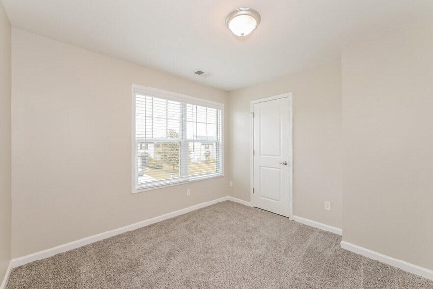 Building Photo - 1070 Sutherland Dr