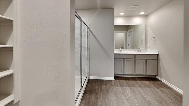 Building Photo - 2733 Dennis Dr