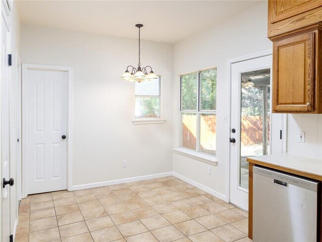 Building Photo - 1716 Ramona Cir