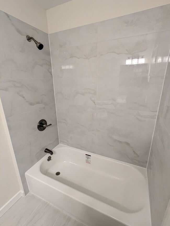 Building Photo - *END UNIT* town home in established Crestwood Neighborhood ready for you mid March!