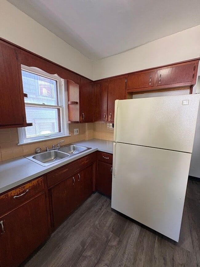 Building Photo - Three bedroom one bathroom home for rent