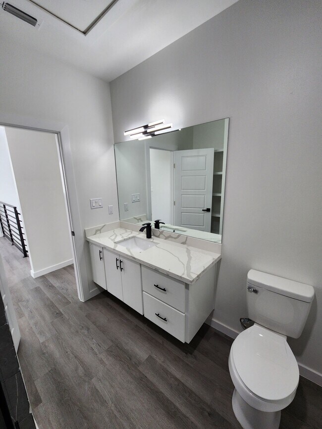 Building Photo - 702 W Seminole Ave