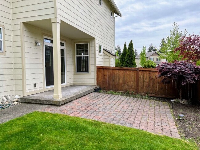 Building Photo - Pet Friendly 3 Bedroom in Campus Glen Neighborhood