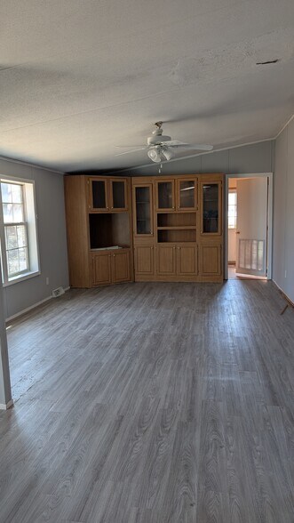 Great room/ family room - 291 Pebble Ln