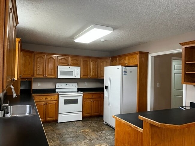 Building Photo - Beautiful Home in Hunters Ridge New Bern