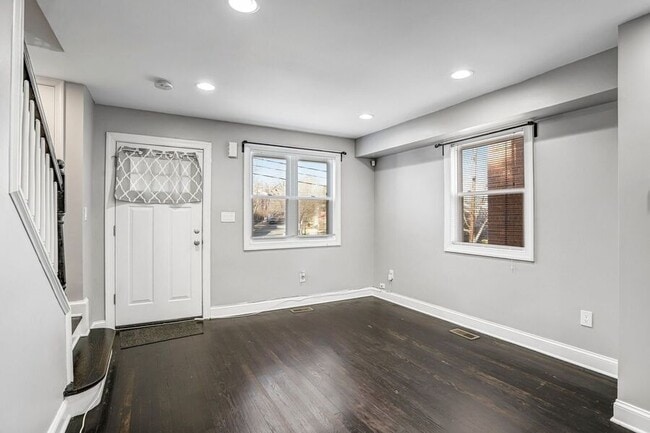 Building Photo - 812 Burns St SE