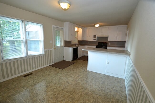 Building Photo - 712 S Apple St