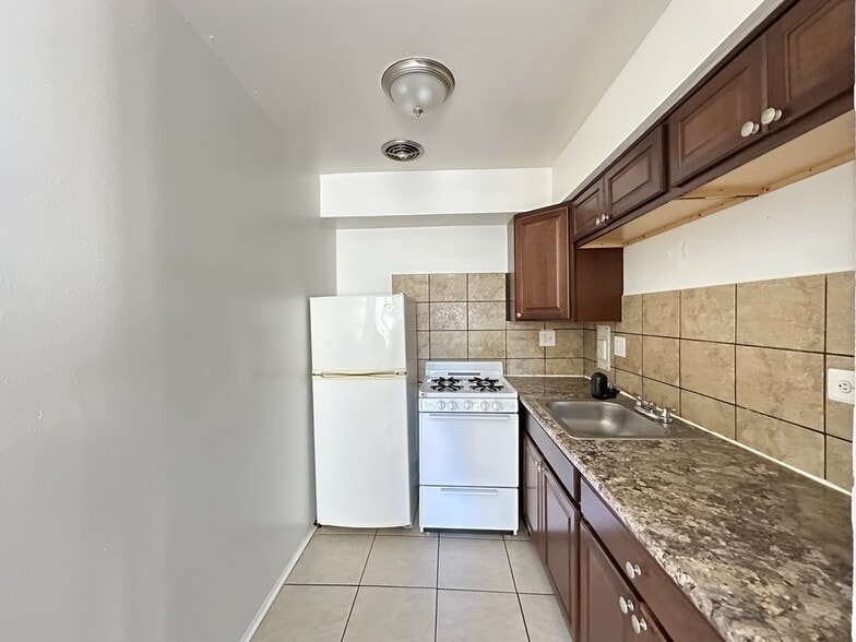 Building Photo - 1515 W Morse Ave