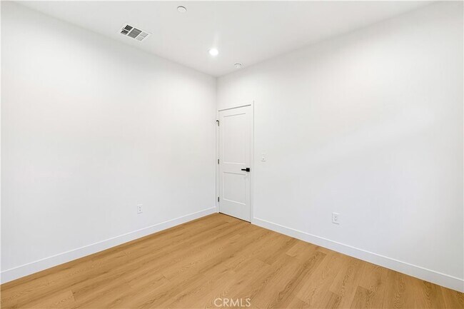 Building Photo - 4042 Somers Ave