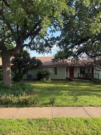 Building Photo - 2217 W Oak St