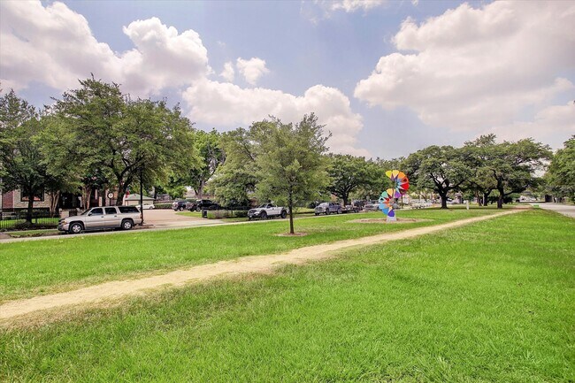 Building Photo - 1410 E 32nd 1/2 St