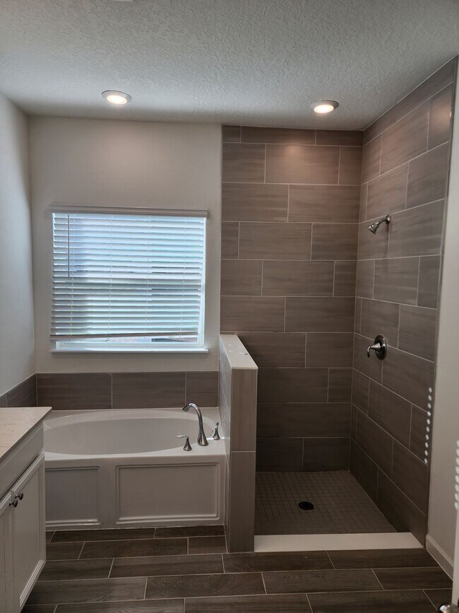 Building Photo - *******HOLIDAY SPECIAL NO RENT FOR DECEMBER******* Spacious 3BR Home in Quiet Jacksonville Neighb...