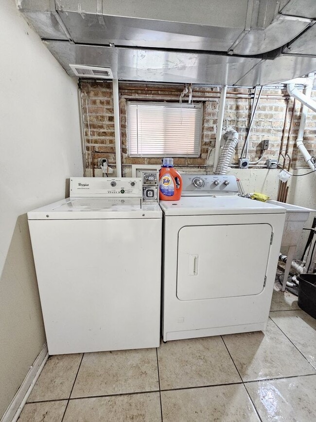 Building Photo - 2850 N Nordica Ave