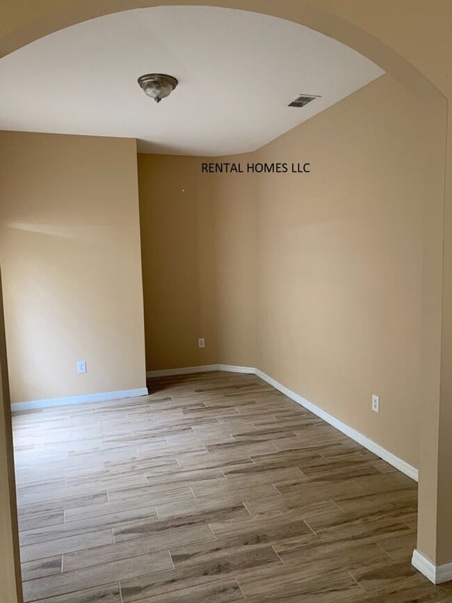 Building Photo - Three Bedrooms and a Bonus Room and 2 Bath...