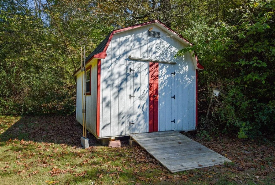 storage shed - 2506 Elm Dr NE