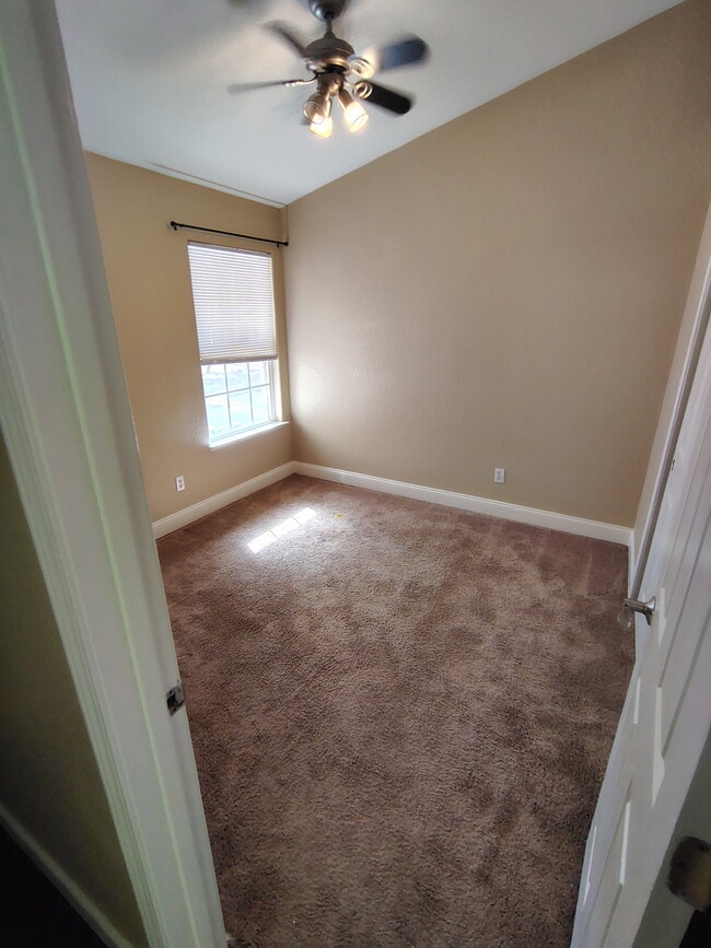 Building Photo - 4485 N Olive Ave