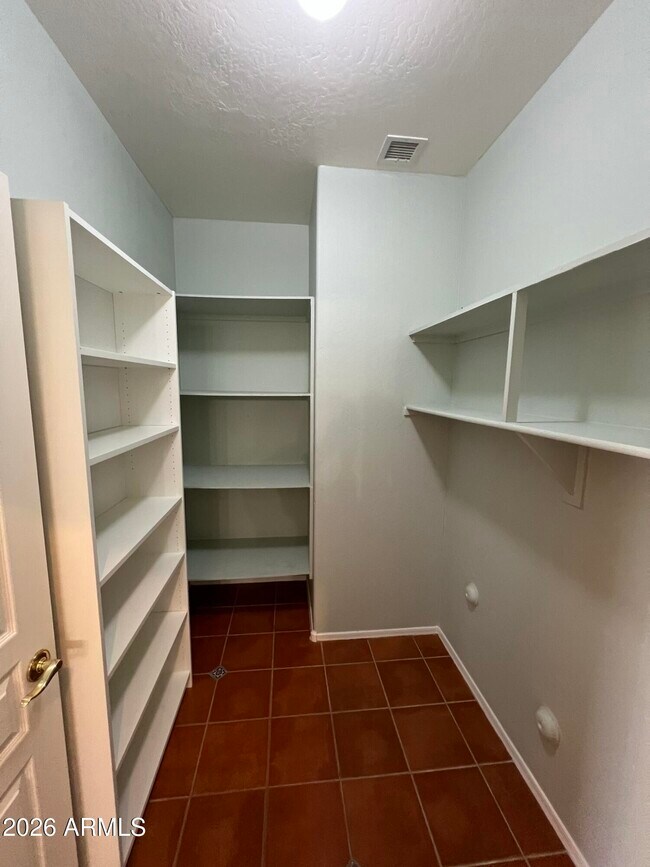 Building Photo - 2552 W St Catherine Ave