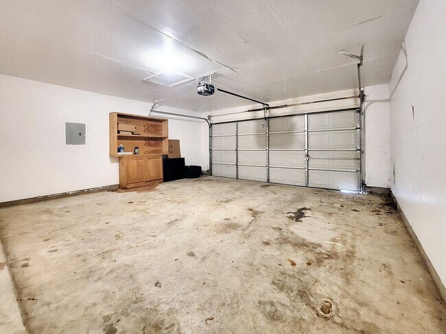 Building Photo - Charming 3/BR 2.5/BA Home with Bright Inte...
