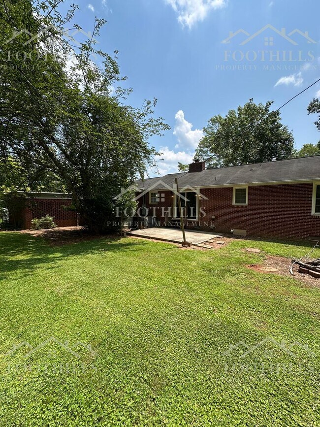 Building Photo - Live Steps Away from Anderson University –...