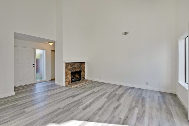Building Photo - Welcome to this 3 bedroom 2 bath Just updated Townhome located in South San Jose.