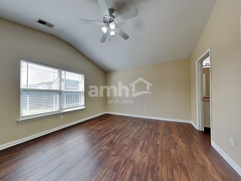 Building Photo - 117 Lakepointe Dr
