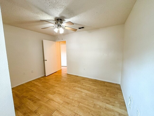 Building Photo - Windsor Park #515 - Pet Friendly!