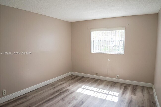 Building Photo - 4280 Woodside Dr