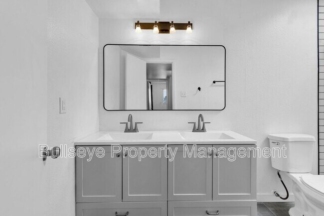 Building Photo - 1333 E Donner Dr