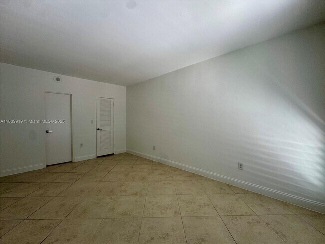 Building Photo - 10275 Collins Ave