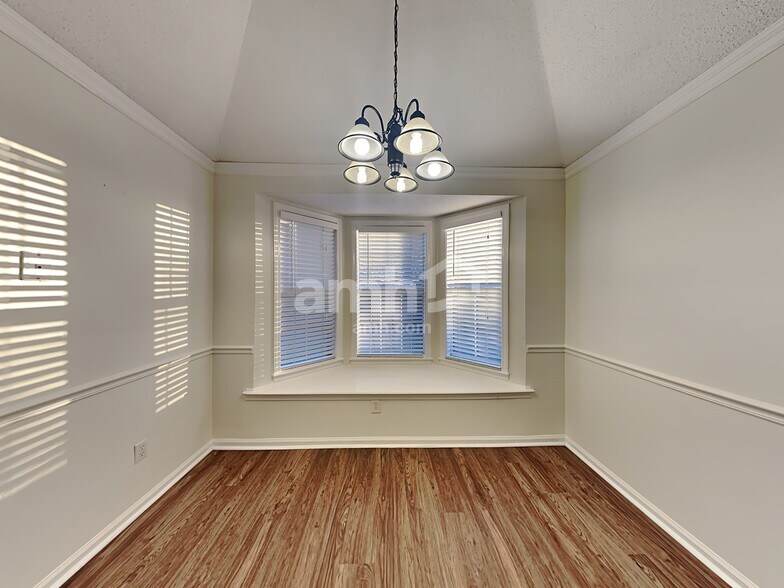 Building Photo - 10085 Woodland Grove Dr