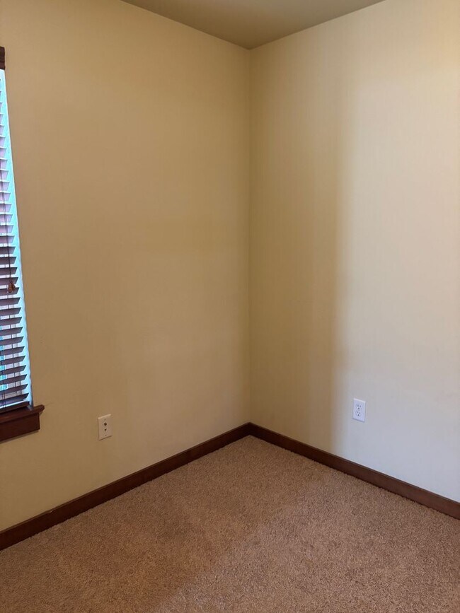 Building Photo - FIRST MONTH'S RENT FREE! New lower rent $1850